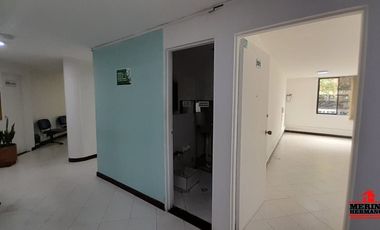 oficina en arriendo en conquistadores. Cod A1207
