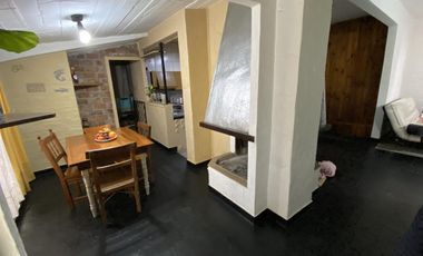 Casa de 4 ambientes con doble cochera en venta en Martinez