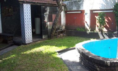 EXCELENTE CASA CON LOTE PROPIO, PARQUE, PILETA, JARDIN DE INVIERNO, TERRAZA, GARAGE