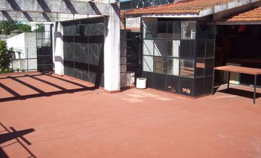 EXCELENTE CASA CON LOTE PROPIO, PARQUE, PILETA, JARDIN DE INVIERNO, TERRAZA, GARAGE