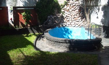 EXCELENTE CASA CON LOTE PROPIO, PARQUE, PILETA, JARDIN DE INVIERNO, TERRAZA, GARAGE