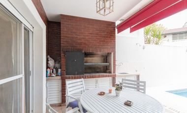 Casa  en Venta Haedo / Moron (B112 964)