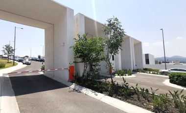 Casa con Vista a Campo de Golf y lago Artificial en Zibatá