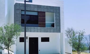 Casa con Vista a Campo de Golf y lago Artificial en Zibatá