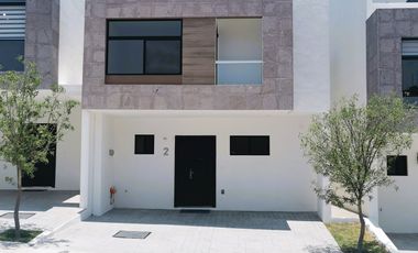 Casa con Vista a Campo de Golf y lago Artificial en Zibatá