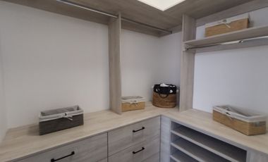 Casa con Vista a Campo de Golf y lago Artificial en Zibatá