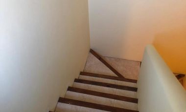 EXCELENTE PROPIEDAD DE TRES AMBIENTES CON GARAGE CUBIERTO JARDIN Y PATIO TERRAZA