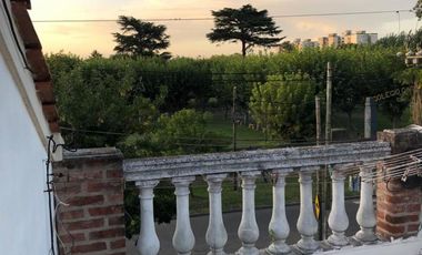 EXCELENTE PROPIEDAD DE TRES AMBIENTES CON GARAGE CUBIERTO JARDIN Y PATIO TERRAZA