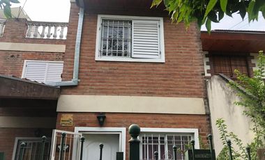 EXCELENTE PROPIEDAD DE TRES AMBIENTES CON GARAGE CUBIERTO JARDIN Y PATIO TERRAZA