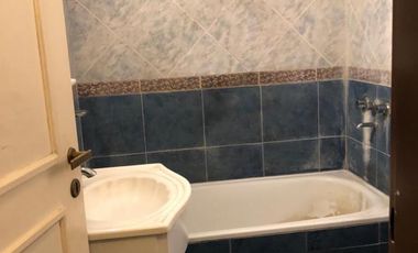 EXCELENTE PROPIEDAD DE TRES AMBIENTES CON GARAGE CUBIERTO JARDIN Y PATIO TERRAZA