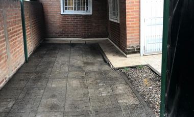 EXCELENTE PROPIEDAD DE TRES AMBIENTES CON GARAGE CUBIERTO JARDIN Y PATIO TERRAZA