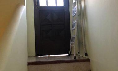 EXCELENTE PROPIEDAD DE TRES AMBIENTES CON GARAGE CUBIERTO JARDIN Y PATIO TERRAZA