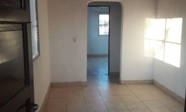 EXCELENTE PROPIEDAD DE TRES AMBIENTES CON GARAGE CUBIERTO JARDIN Y PATIO TERRAZA