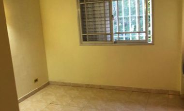 EXCELENTE PROPIEDAD DE TRES AMBIENTES CON GARAGE CUBIERTO JARDIN Y PATIO TERRAZA