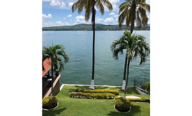 CASA EN VENTA A ORILLA DEL LAGO 