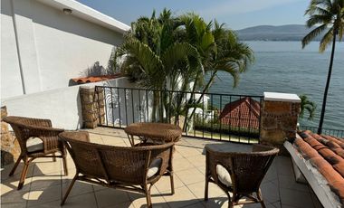 CASA EN VENTA A ORILLA DEL LAGO 