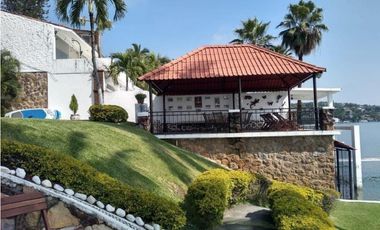 CASA EN VENTA A ORILLA DEL LAGO 