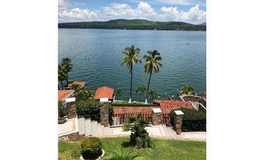 CASA EN VENTA A ORILLA DEL LAGO 