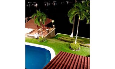 CASA EN VENTA A ORILLA DEL LAGO 