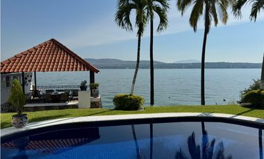 CASA EN VENTA A ORILLA DEL LAGO 