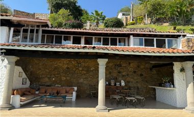 CASA EN VENTA A ORILLA DEL LAGO 