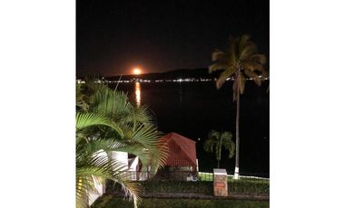 CASA EN VENTA A ORILLA DEL LAGO 