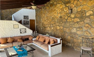 CASA EN VENTA A ORILLA DEL LAGO 