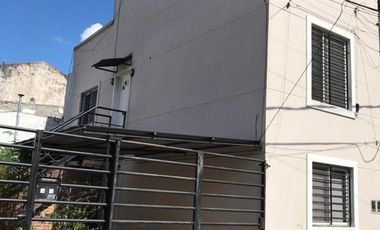ATENCIÓN INVERSORES  VENTA CON RENTA - LAGLEYZE 394 - MORÓN -  DUPLEX  3 AMB. EN PLANTA ALTA - CON COCHERA CUBIERTA -  A 50M SUPER VEA Y 50M DE AV. RI