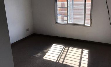 ATENCIÓN INVERSORES  VENTA CON RENTA - LAGLEYZE 394 - MORÓN -  DUPLEX  3 AMB. EN PLANTA ALTA - CON COCHERA CUBIERTA -  A 50M SUPER VEA Y 50M DE AV. RI
