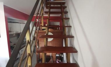 VENTA DEPARTAMENTO DUPLEX CON COCHERA VISTA AL FRENTE CASEROS 3 Amb.