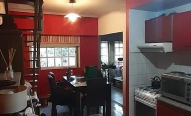 VENTA DEPARTAMENTO DUPLEX CON COCHERA VISTA AL FRENTE CASEROS 3 Amb.