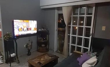 VENTA DEPARTAMENTO DUPLEX CON COCHERA VISTA AL FRENTE CASEROS 3 Amb.