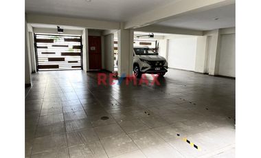 Venta de acogedor departamento dúplex en 4to piso en una de las zonas residenciales mas exclusivas de la ciudad. Cerca al colegio San José Obrero y Pa