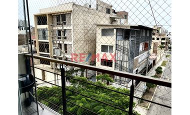 Venta de acogedor departamento dúplex en 4to piso en una de las zonas residenciales mas exclusivas de la ciudad. Cerca al colegio San José Obrero y Pa
