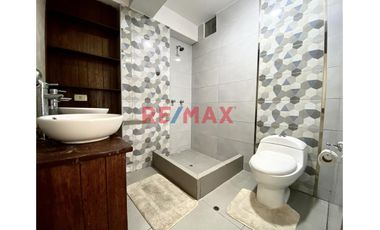 Venta de acogedor departamento dúplex en 4to piso en una de las zonas residenciales mas exclusivas de la ciudad. Cerca al colegio San José Obrero y Pa