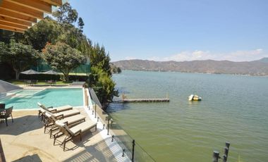CASA EN CONDOMINIO CON VISTA AL LAGO