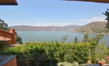 CASA EN CONDOMINIO CON VISTA AL LAGO