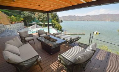CASA EN CONDOMINIO CON VISTA AL LAGO