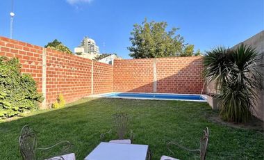 Hermosa casa en venta en pleno centro Campana de diseño moderno. Parque con pileta