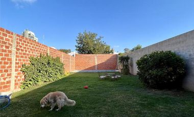 Hermosa casa en venta en pleno centro Campana de diseño moderno. Parque con pileta