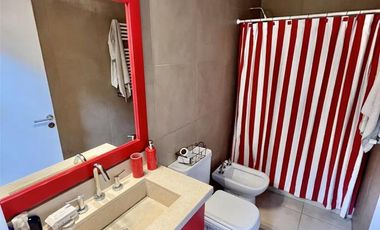 Hermosa casa en venta en pleno centro Campana de diseño moderno. Parque con pileta