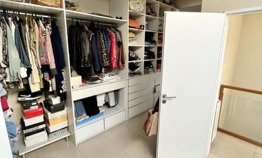 Hermosa casa en venta en pleno centro Campana de diseño moderno. Parque con pileta