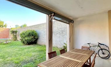 Hermosa casa en venta en pleno centro Campana de diseño moderno. Parque con pileta