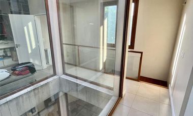 Hermosa casa en venta en pleno centro Campana de diseño moderno. Parque con pileta