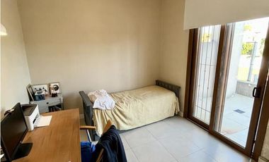 Hermosa casa en venta en pleno centro Campana de diseño moderno. Parque con pileta