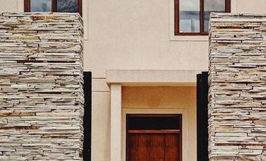 Hermosa casa en venta en pleno centro Campana de diseño moderno. Parque con pileta