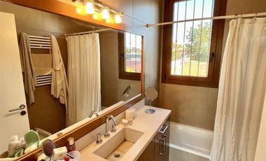 Hermosa casa en venta en pleno centro Campana de diseño moderno. Parque con pileta