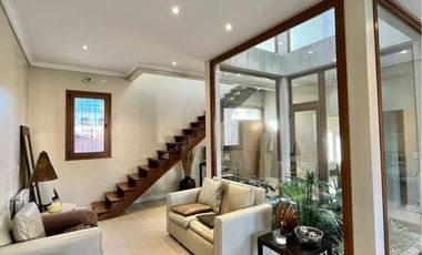 Hermosa casa en venta en pleno centro Campana de diseño moderno. Parque con pileta