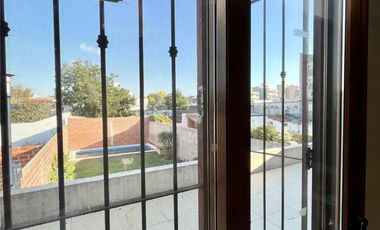 Hermosa casa en venta en pleno centro Campana de diseño moderno. Parque con pileta