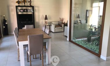 Hermosa casa en venta en pleno centro Campana de diseño moderno. Parque con pileta